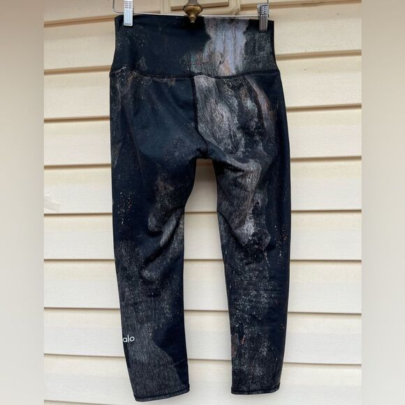 Alo Yoga stormy night sky capri high-waisted leggings, tight and flattering, XS - Picture 7 of 8
